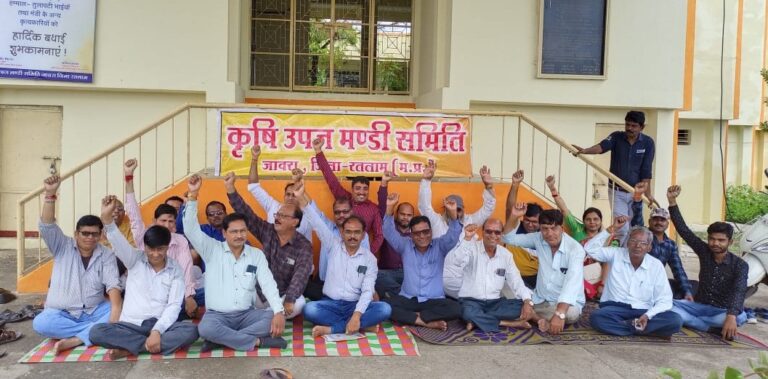 मांगो को लेकर मंडी कर्मचारी हड़ताल पर, मंडी गेट पर की नारेबाजी