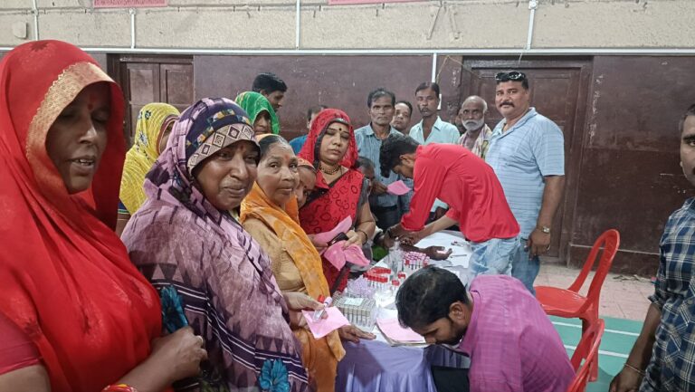 टाउन हॉल में लगा सफाई मित्र स्वास्थ शिविर