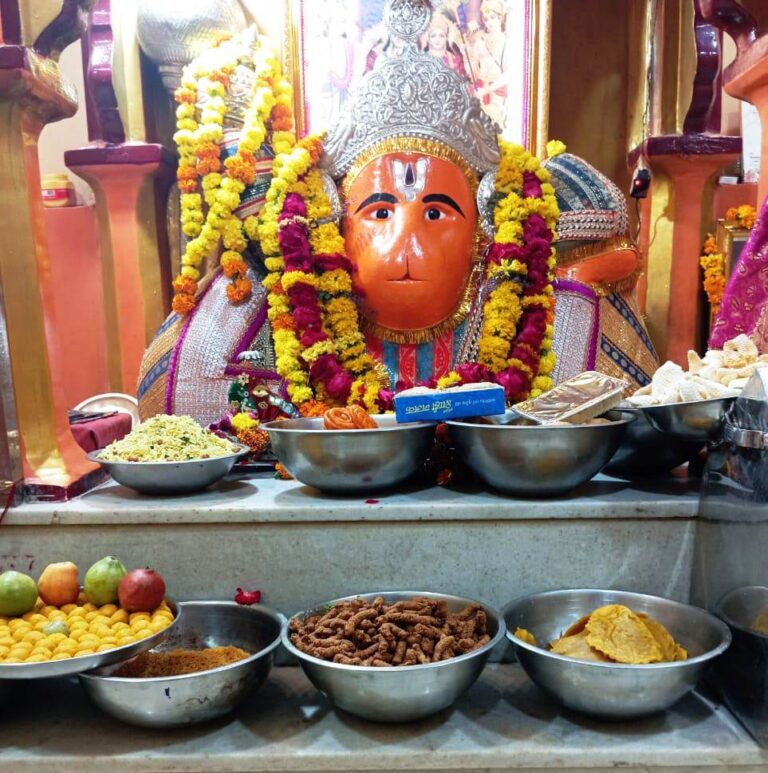 अब शहर में जारी अन्नकूूट का दौर, विभिन्न मंदिरों में लगाए जा रहे 56 भोग
