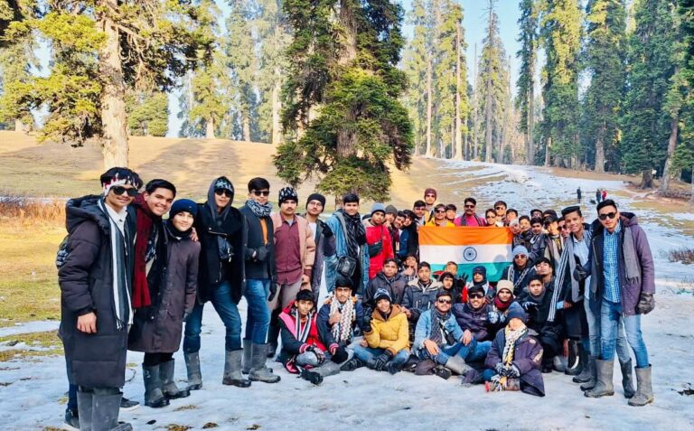 कश्मीर की वादियों में गुंजे भारत माता के जयकारे, गुलमर्ग पहुंचा जेपीएस का टूर, वादियों में तीरंगे के साथ लगाए नारे