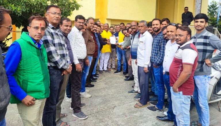 मंडी बंद रख व्यापारियों ने जताया विरोध, सौंपा 15 सूत्री ज्ञापन, नहीं हुआ समस्या का हल तो अनिश्चिकालीन बंद करेंगे मंडी