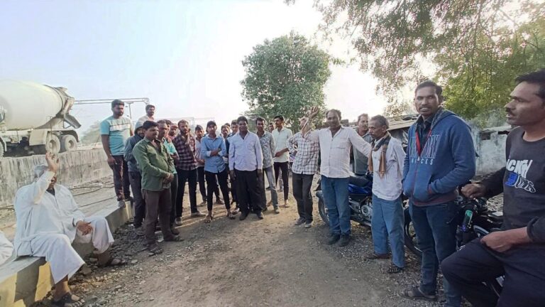 गालीबाज एसडीएम को बर्खास्त करने ग्रामीण करेंगे कलेक्टर का घेराव, आक्रोशित ग्रामीणों ने लगाए एसडीएम मुर्दाबाद के नारे