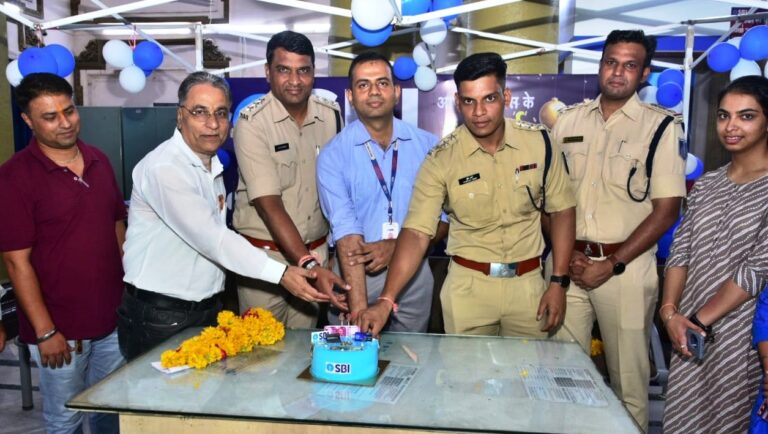 केक काटकर मनाया भारतीय स्टेट बैंक कृषि वाणिज्यिक बैंक का 69 वां स्थापना दिवस