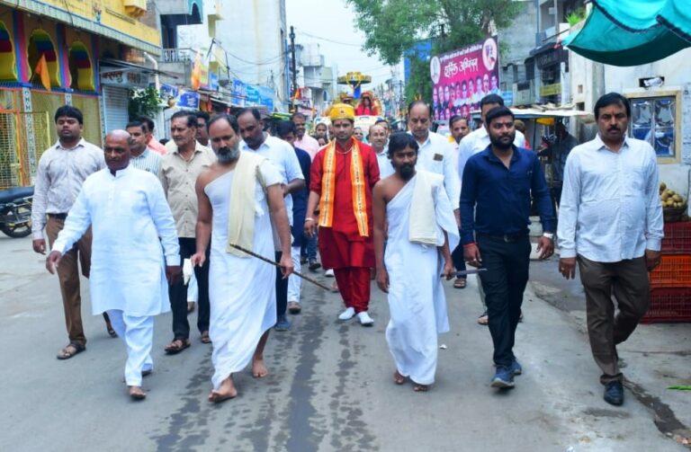 आत्मशुद्धि चातुमार्स के तहत निकला ग्रंथों और मुनिश्री का वरघोड़ा