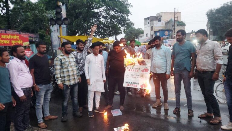 बांग्लादेश में क्रांति के नाम पर हिंदुओं पर हो रहे अत्याचारों के विरोध में जावरा में जलाया बांग्लादेश का ध्वज