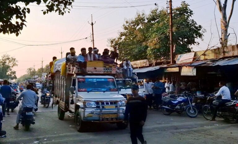 ट्रायबल बेल्ट से लेकर शहरी क्षैत्र में कई थानों के सामने से गुजरते ओव्हरलोड वाहन, लेकिन ना तो यातायात अमला ध्यान दे रहा, ना ही पुलिस विभाग