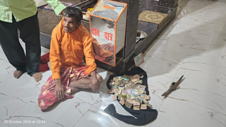 जावरा के बिजली कम्पनी प्रागण स्थित मंदिर में दानपात्र तोड़कर चोरी करते कर्मचारियों ने रंगे हाथ पकड़ा और पुलिस के हवाले किया, निकला विक्षिप्त