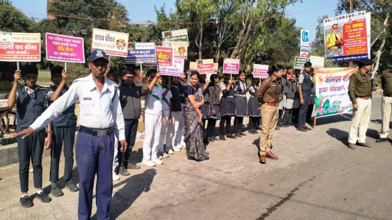 यातायात पुलिस के साथ जीनियस पब्लिक स्कूल के बच्चों ने हाथों में तख्तियां लेकर किया जागरुक