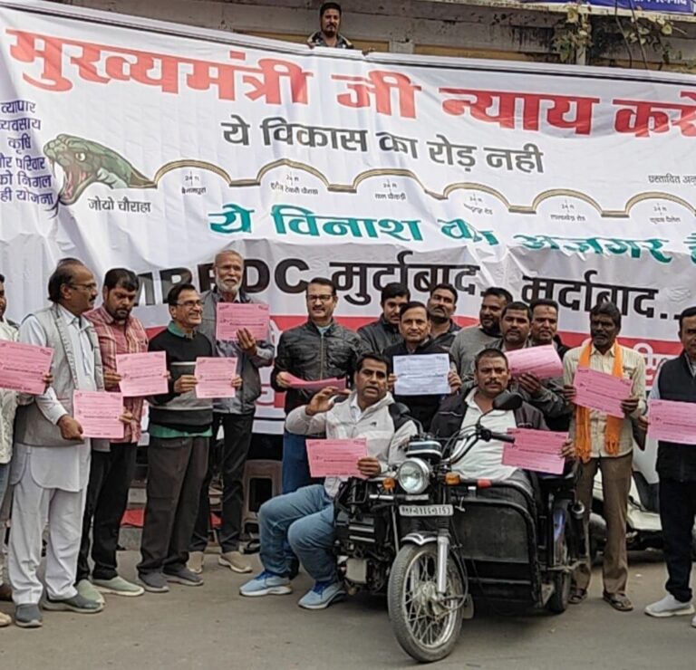 फ्लाय ओव्हर का विरोध : होर्डिंग्स में ओव्हरब्रिज को बताया ड्रेगन, ज़ोयो चौराहे को मुंह तो भूतेड़ा को बताया पुंछ