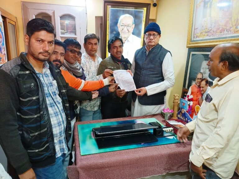 बस संचालकों ने की अस्थायी परमिट देने की मांग, विधायक डॉ राजेन्द्र पाण्डेय को सोंपा पत्र