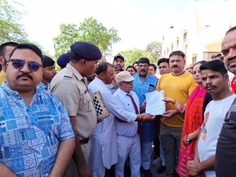 रेलवे को सद्बुद्धि देने सर्व हिन्दु समाज ने किया हनुमान चालिसा पाठ, रैली निकाल कर स्टेशन मास्टर को सौंपा ज्ञापन