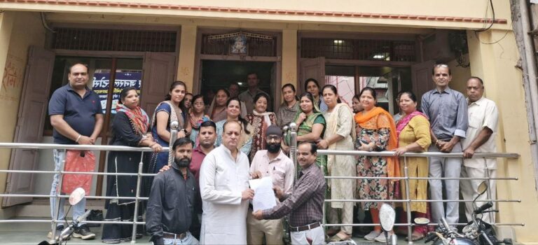 रिद्धि-सिद्धि कॉलोनीवासियों ने बरसो पुरानी नालीयो के पानी की निकासी की समस्या को लेकर विधायक को दिया ज्ञापन