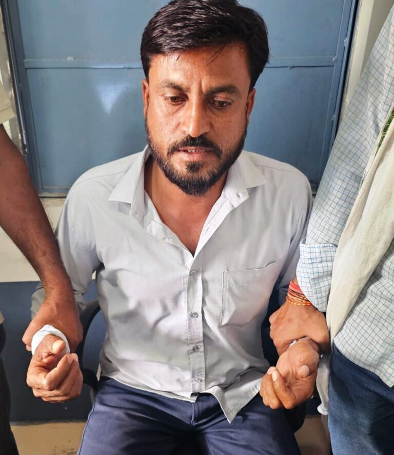 पटवारियों के बाद अब सहायक सचिव 8 हजार की रिश्वत लेते धराया