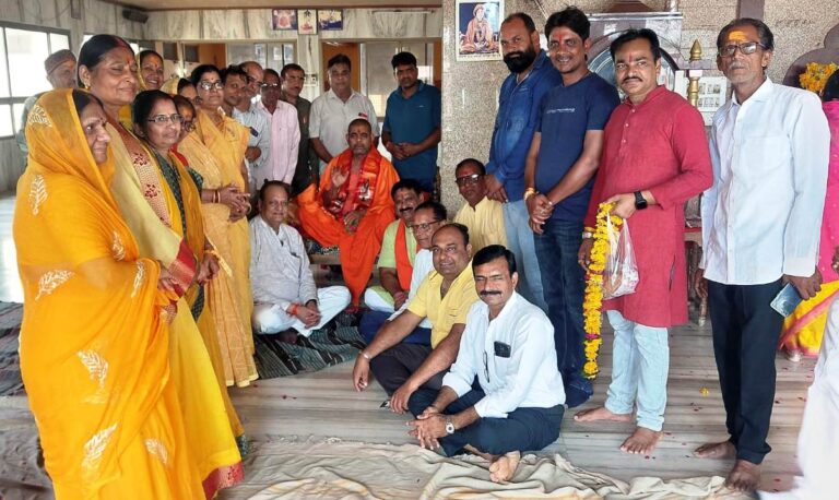 गुरु पूर्णिमा : विधायक डॉ पाण्डेय ने भाजपा पदाधिकारियों के साथ कुटिया पहुंचकर किया गुरु पूजन