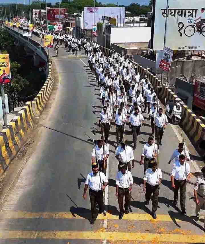 संघ शताब्दी वर्ष : हजारों स्वयं सेवको ने घोष की धून पर मिलाई कदमताल, शहरवासियों ने बरसाए पुष्प