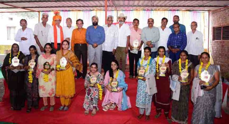 गांव बड़ी साखतली में ‘मेरी उड़ान’ पुस्तक का विमोचन एवं प्रतिभाशाली बेटियों का सम्मान