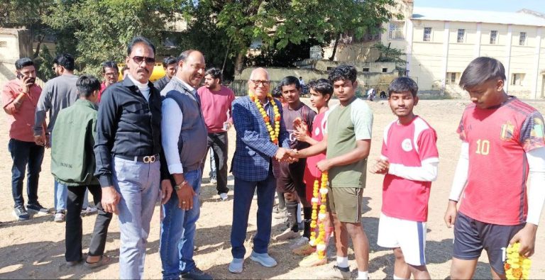 स्व. शंशाक दवे की स्मृति में कॉलेज ग्राउंड पर सवन-ए-साइड फुटबॉल टूर्नामेंट का शुभारंभ