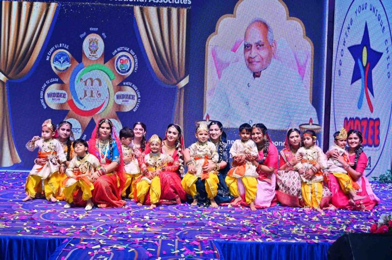एनुअल डे सेलिब्रेशन पर मनमोहक प्रस्तुति के साथ मोरल डांस परफॉरमेंस ने मोहा मन