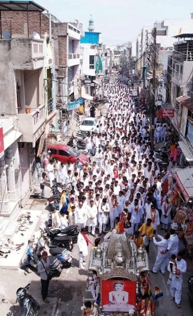 ऐतिहासिक व अनुशासित चल समारोह में गूंजे महावीर के जयकारे, धर्मसभा में मिला आध्यात्मिक संदेश