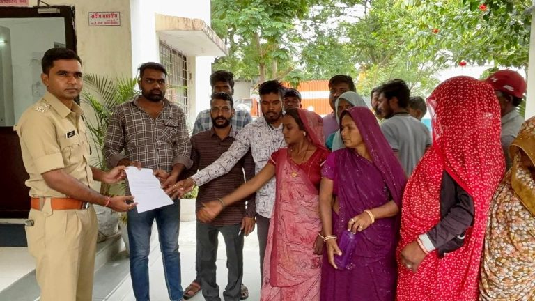 झूठी एफआईआर का आरोप : जीवन सिंह के समर्थन में उतरे ग्रामीण, प्रशासन को दी आंदोलन की चेतावनी