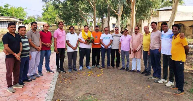 डॉक्टर्स डे पर मॉर्निंग वॉक ग्रुप ने किया डॉ. दिलीप शाकल्य का सम्मान, सेवा और समर्पण को किया नमन