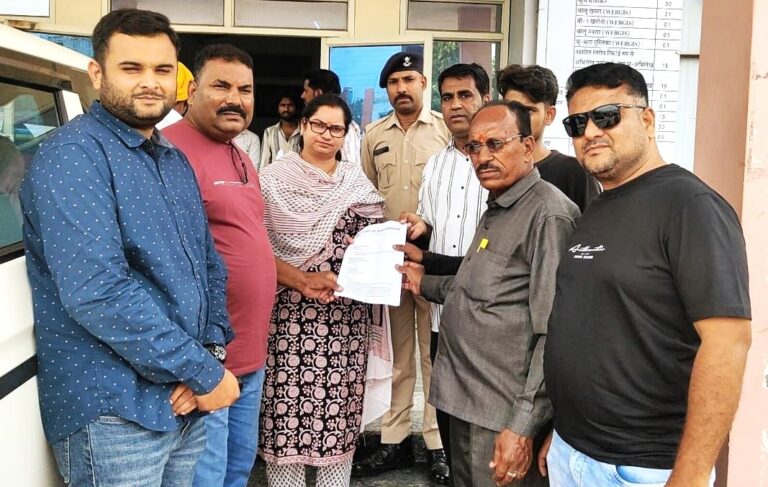 65 हजार रुपए भाड़ा न देने का आरोप, ट्रक चालक ने एसडीएम को सौंपा ज्ञापन