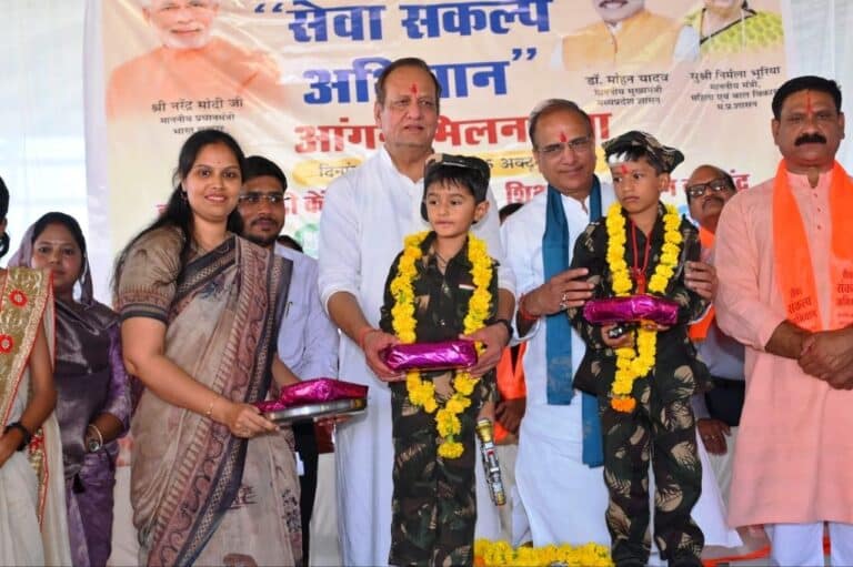 जावरा में ‘आंगन मिलन सेवा’ कार्यक्रम आयोजित, सांसद सुधीर गुप्ता और विधायक डॉ. राजेंद्र पांडेय ने किया आंगनवाड़ी कार्यकर्ताओं का सम्मान